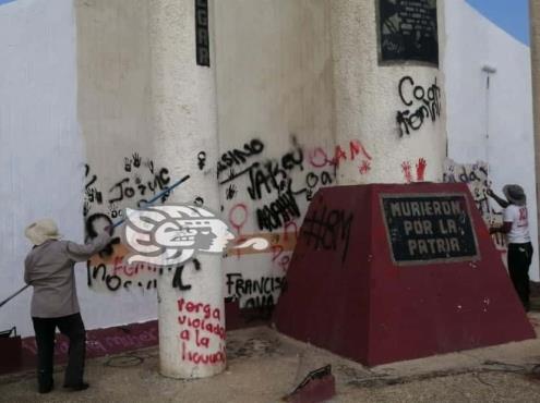 Pintan Hemiciclo de los Niños Héroes después del 8M, en Coatzacoalcos