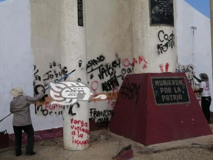Pintan Hemiciclo de los Niños Héroes después del 8M, en Coatzacoalcos