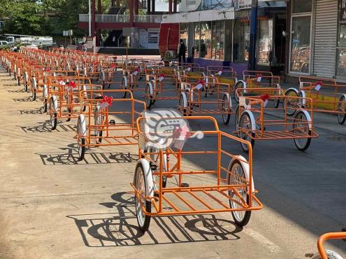 Entregan 100 triciclos de carga a comerciantes y obreros en Poza Rica