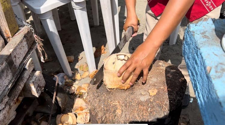 Cocos preparados, el postre y bebida que disfrutan los turistas en Villa del Mar(+Video)