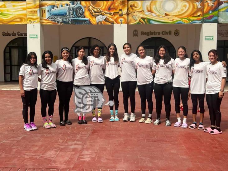 Parten seleccionados de Veracruz, al Macro regional de Voleibol