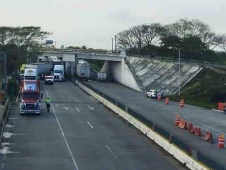 Se impactan dos tráileres en la autopista Cosamaloapan-La Tinaja