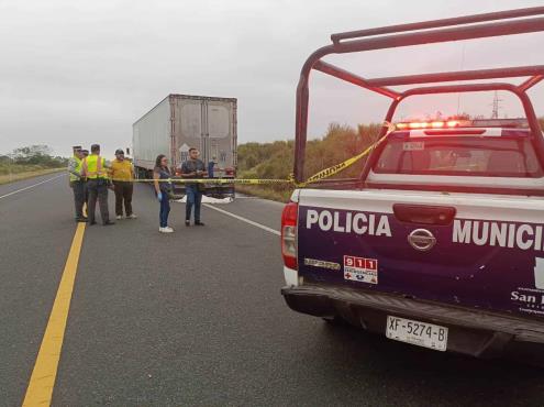 Auxiliar de trailero muere por explosión de llanta en carretera de Veracruz