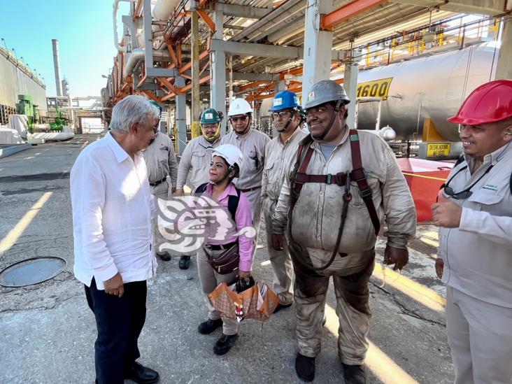 El rescate de la soberanía petrolera, con trabajadores; AMLO supervisa refinería de Minatitlán (+Video)