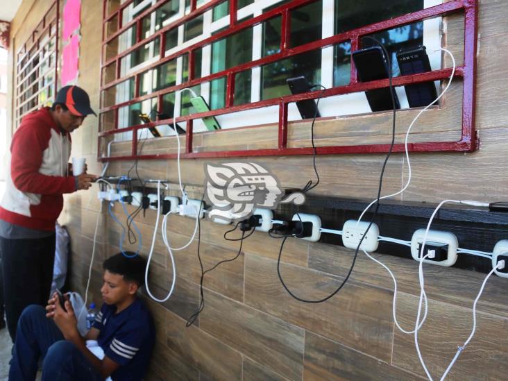 Siempre en contacto; dejan a migrantes cargar sus teléfonos en su paso por Coatzacoalcos