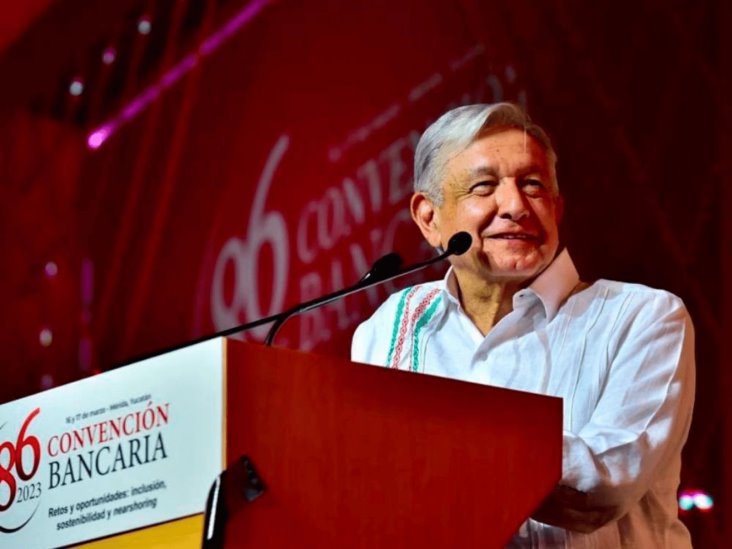 “No se cambiarán las reglas”, dice AMLO a banqueros