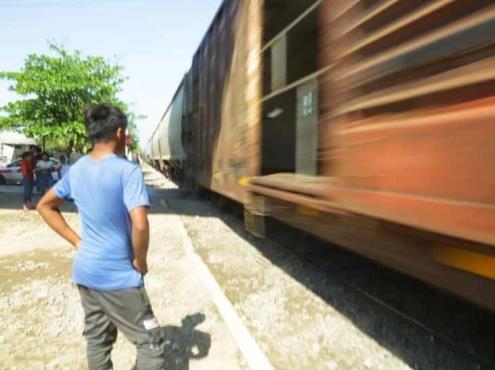 Un volado; migrantes se juegan la vida al saltar a trenes en movimiento
