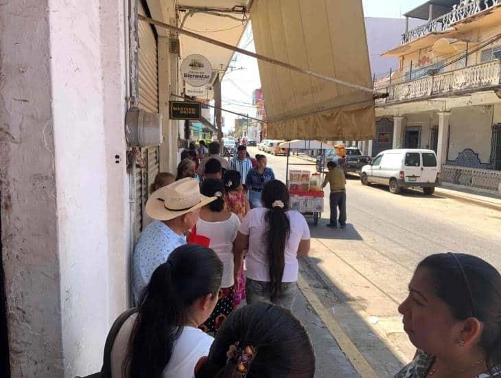 Sufren habitantes de Acayucan en Bancos del Bienestar