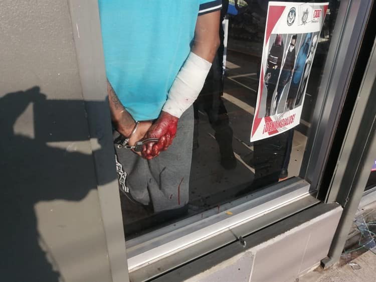 Ladrón intenta robar una tienda de conveniencia y termina lesionado