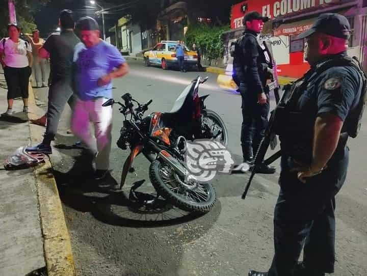 Chocan taxi y motociclista en colonia México de Córdoba