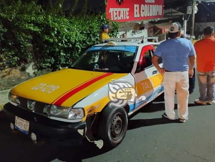 Chocan taxi y motociclista en colonia México de Córdoba