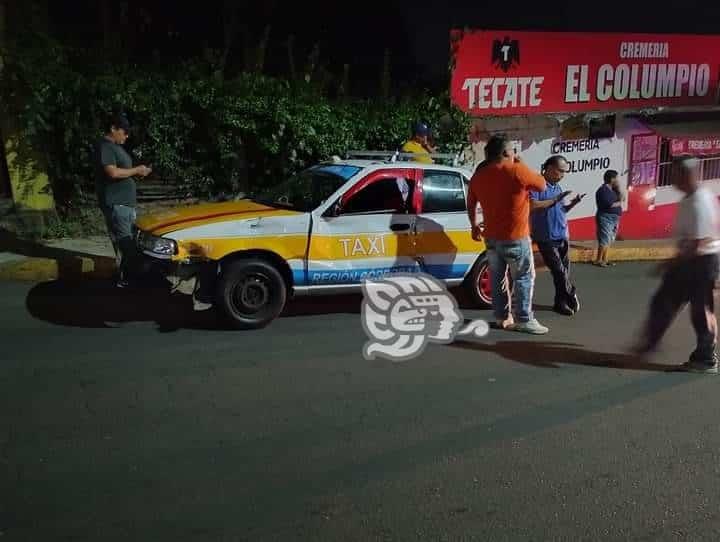 Chocan taxi y motociclista en colonia México de Córdoba