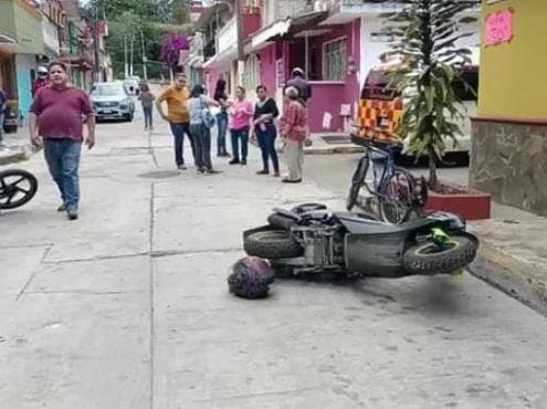 Chocan motorrepartidores en colonia de Xalapa