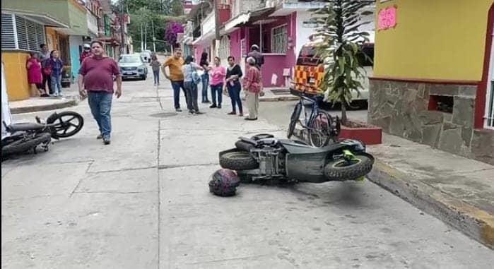 Chocan motorrepartidores en colonia de Xalapa