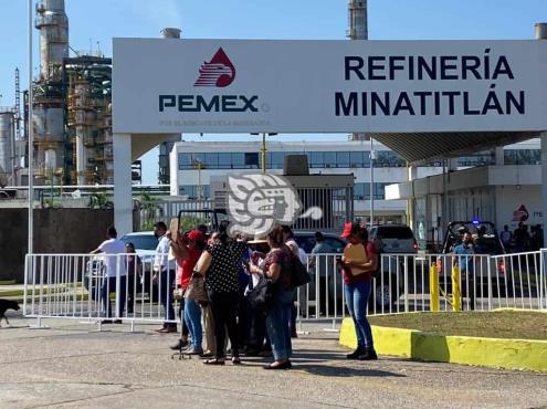 Ciudadanos no lograron entregar solicitudes al presidente ante su llegada a la refinería Lázaro Cárdenas