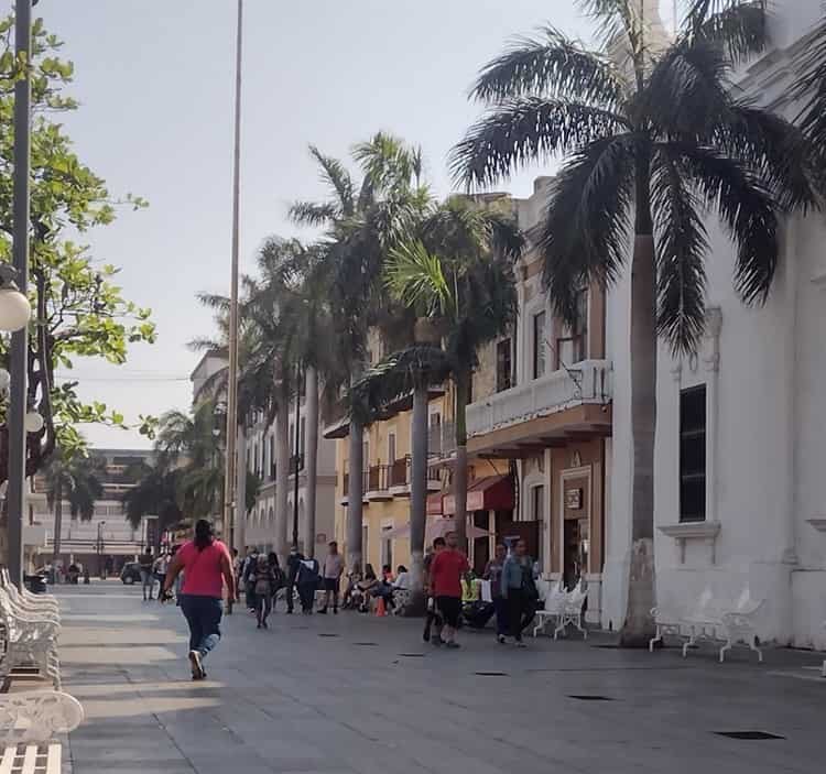 Turistas disfrutan del centro histórico de Veracruz previo a evento de norte