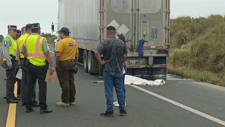 Auxiliar de trailero muere por explosión de llanta en carretera de Veracruz