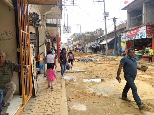 ¡Puras pérdidas!; comerciantes están siendo afectados por trabajos de CAEV en Acayucan