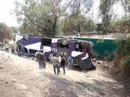 Volcadura en la México-Pirámides deja más de una decena de heridos