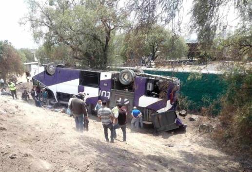 Volcadura en la México-Pirámides deja más de una decena de heridos