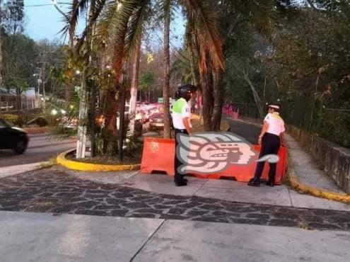 Adiós, abusivos; Tránsito bloquea ‘atajo’ de conductores en Murillo Vidal, en Xalapa