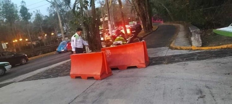 Tránsito bloquea ‘atajo’ de conductores en Murillo Vidal, en Xalapa