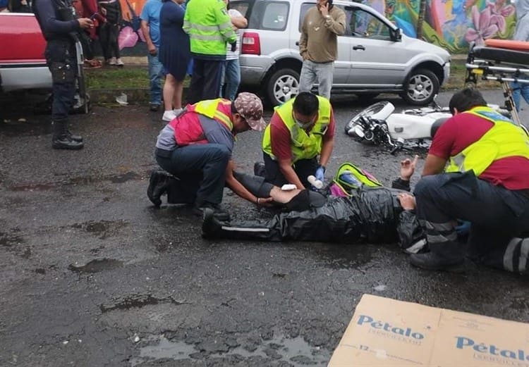 Camioneta atropella a motociclista en Fortín de las Flores; lo deja muy herido