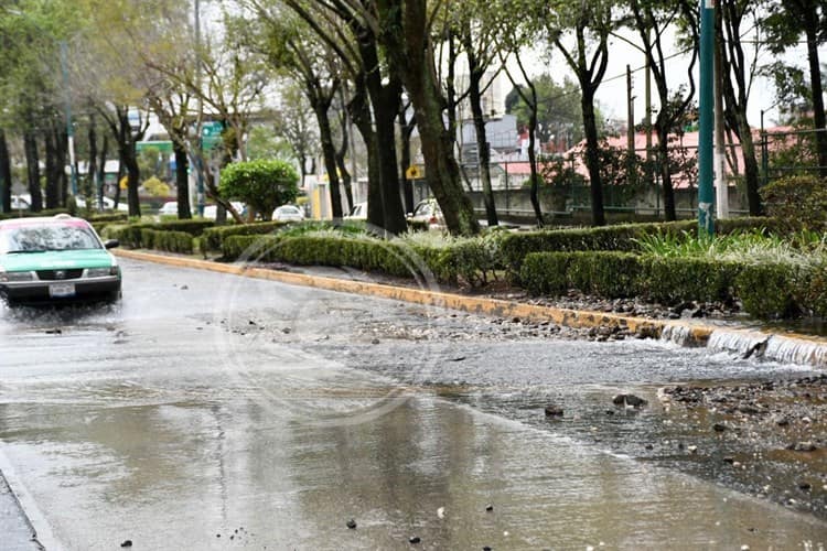 Tremenda fuga de agua potable en la avenida Xalapa frente a la facultad de Economía (+Video)