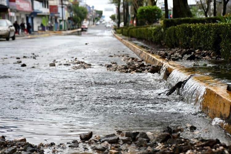 Tremenda fuga de agua potable en la avenida Xalapa frente a la facultad de Economía (+Video)