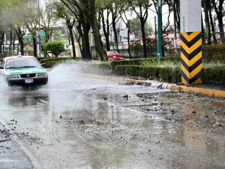 Tremenda fuga de agua potable en la avenida Xalapa frente a la facultad de Economía (+Video)