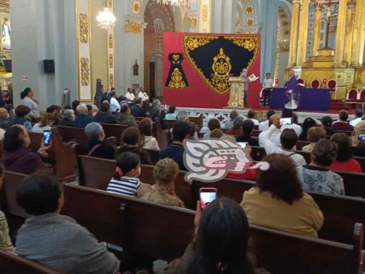 Confeccionan en España vestimenta de la virgen de la Concepción, de Córdoba