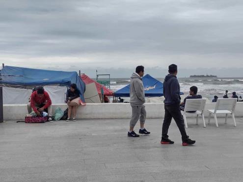 Turistas llegan a playa de Villa del Mar pese a vientos del norte en Veracruz