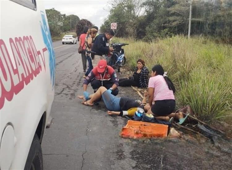 Dos mujeres derrapan en motocicleta; perro se les atravesó en la carretera