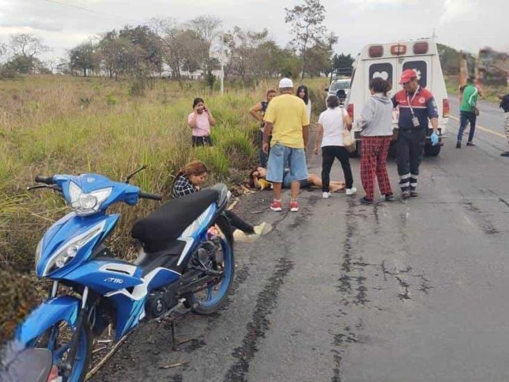 Dos mujeres derrapan en motocicleta; perro se les atravesó en la carretera