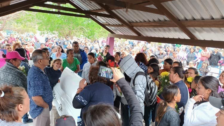 Familiares y amigos exigen justicia por Jessica rumbo al panteón, en Medellín de Bravo