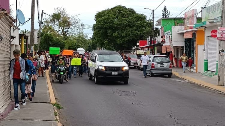 Familiares y amigos exigen justicia por Jessica rumbo al panteón, en Medellín de Bravo