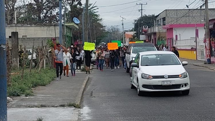 Familiares y amigos exigen justicia por Jessica rumbo al panteón, en Medellín de Bravo