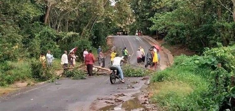 Con bloqueos, pajapeños frenan aumento en pasaje del mixto rural