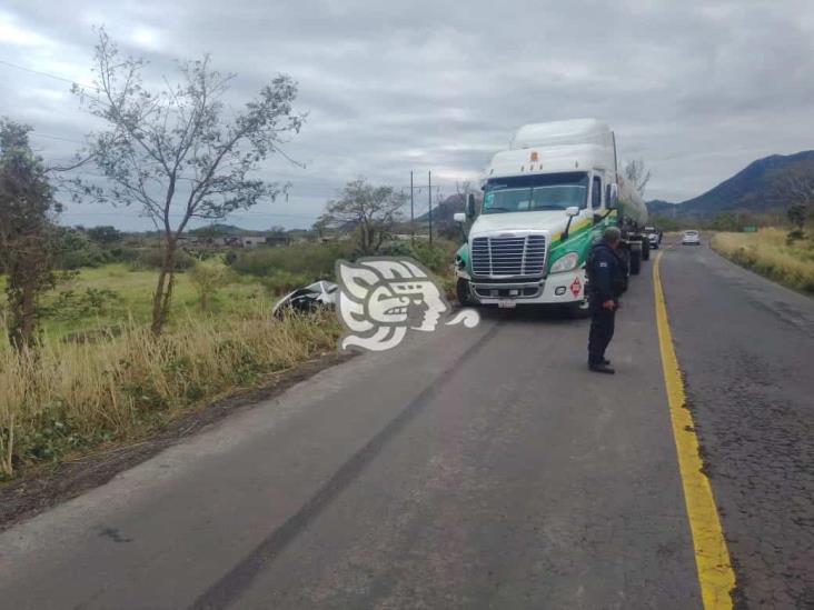Tráiler impacta a pareja en el tramo carretero de Laguna Verde y Arroyo Agrio