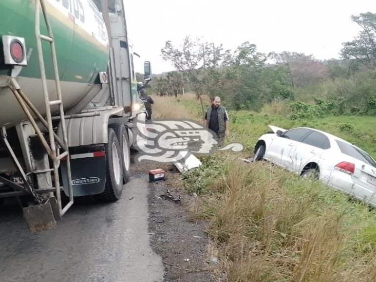 Tráiler impacta a pareja en el tramo carretero de Laguna Verde y Arroyo Agrio