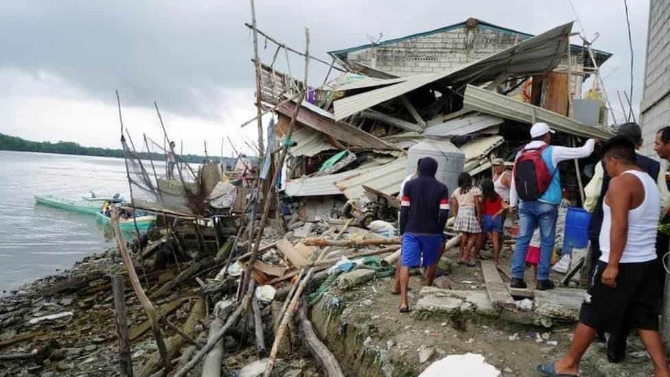 Ya son 13 muertos y casi 500 heridos tras sismo en Ecuador