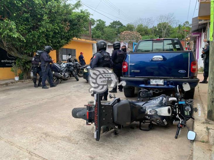 Intenta darse a la fuga e impacta motopatrulla en Acayucan (+Video)