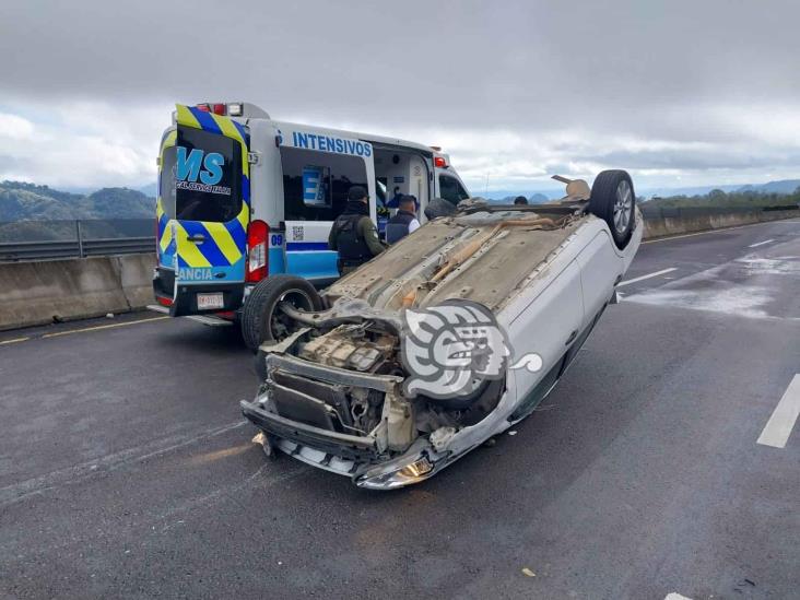 Camión torton con verduras sufre volcadura en el libramiento;  embiste auto