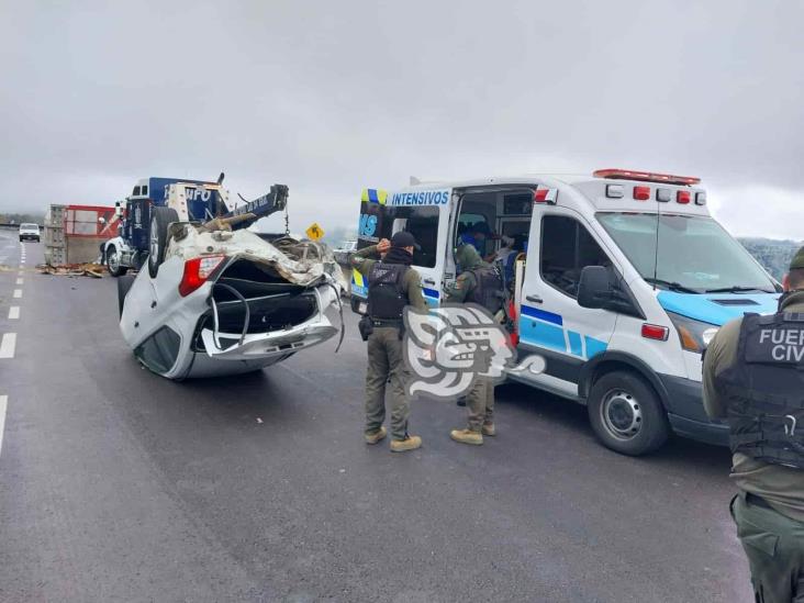 Camión torton con verduras sufre volcadura en el libramiento;  embiste auto