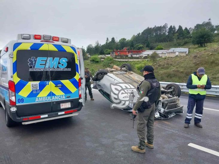 Camión torton con verduras sufre volcadura en el libramiento;  embiste auto