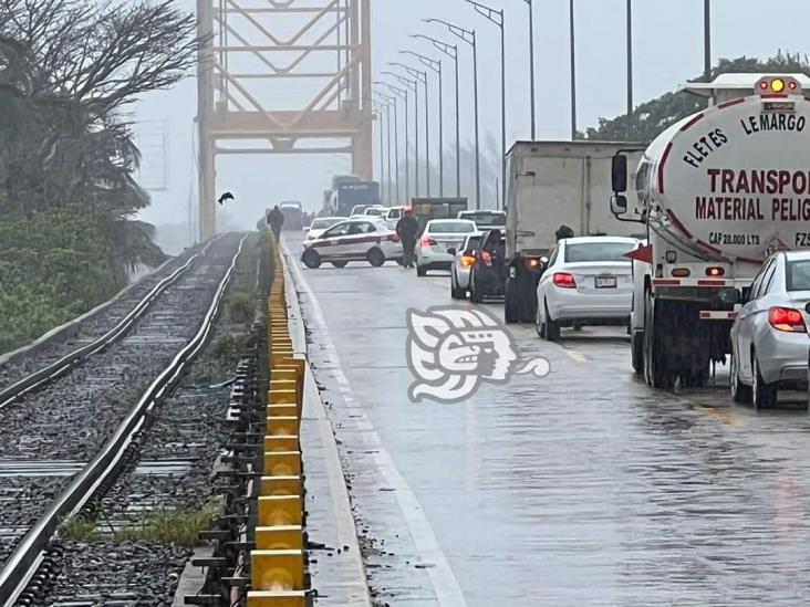 ¡Camioneta a punto de caer al río! Accidentes ahogan el puente Coatzacoalcos l