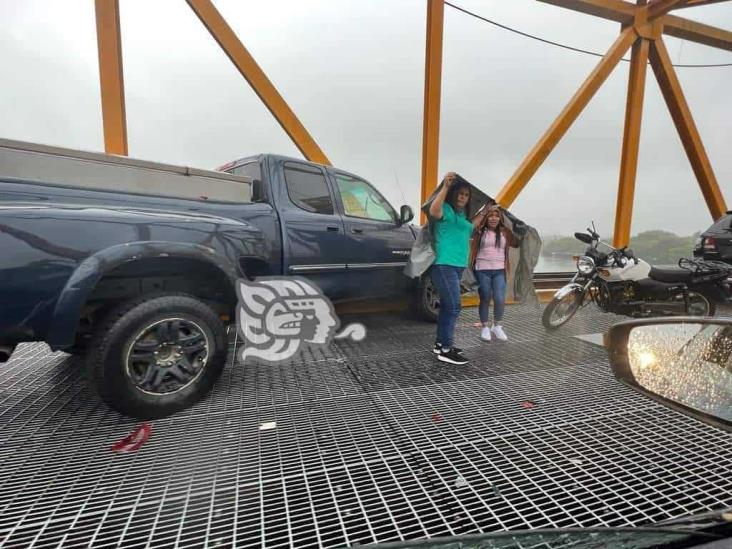 ¡Camioneta a punto de caer al río! Accidentes ahogan el puente Coatzacoalcos l