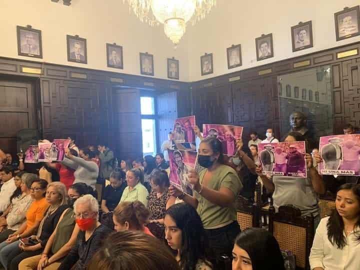 ¡Alzan la voz! Protestan mujeres en el Cabildo de Veracruz contra el regidor Sebastián N por acoso