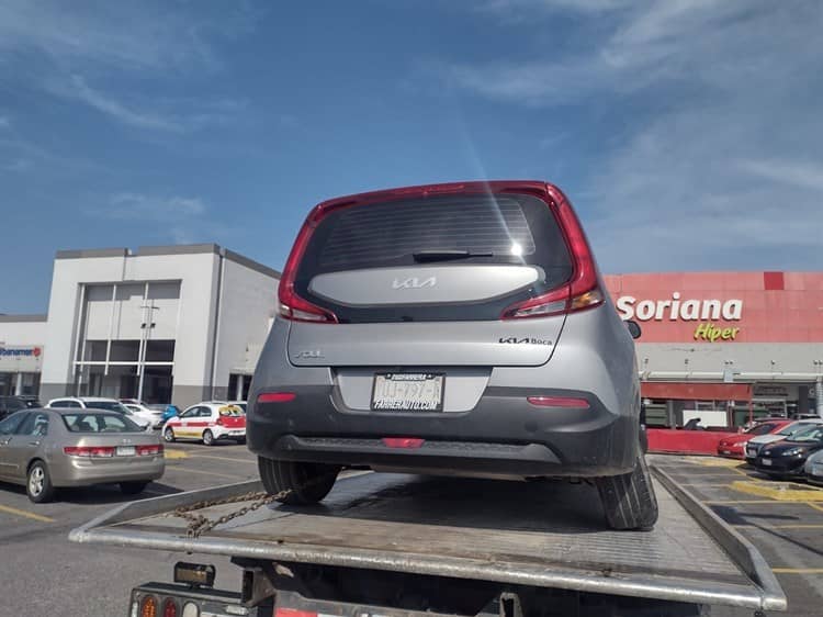 Conductora choca con automóvil dentro de estacionamiento en centro comercial de Boca del Río