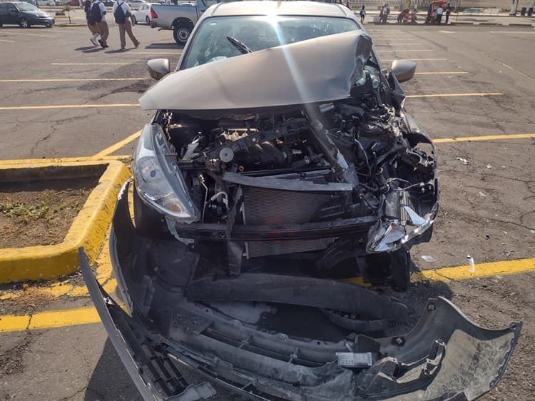 Fuerte choque en estacionamiento de centro comercial de Boca del Río